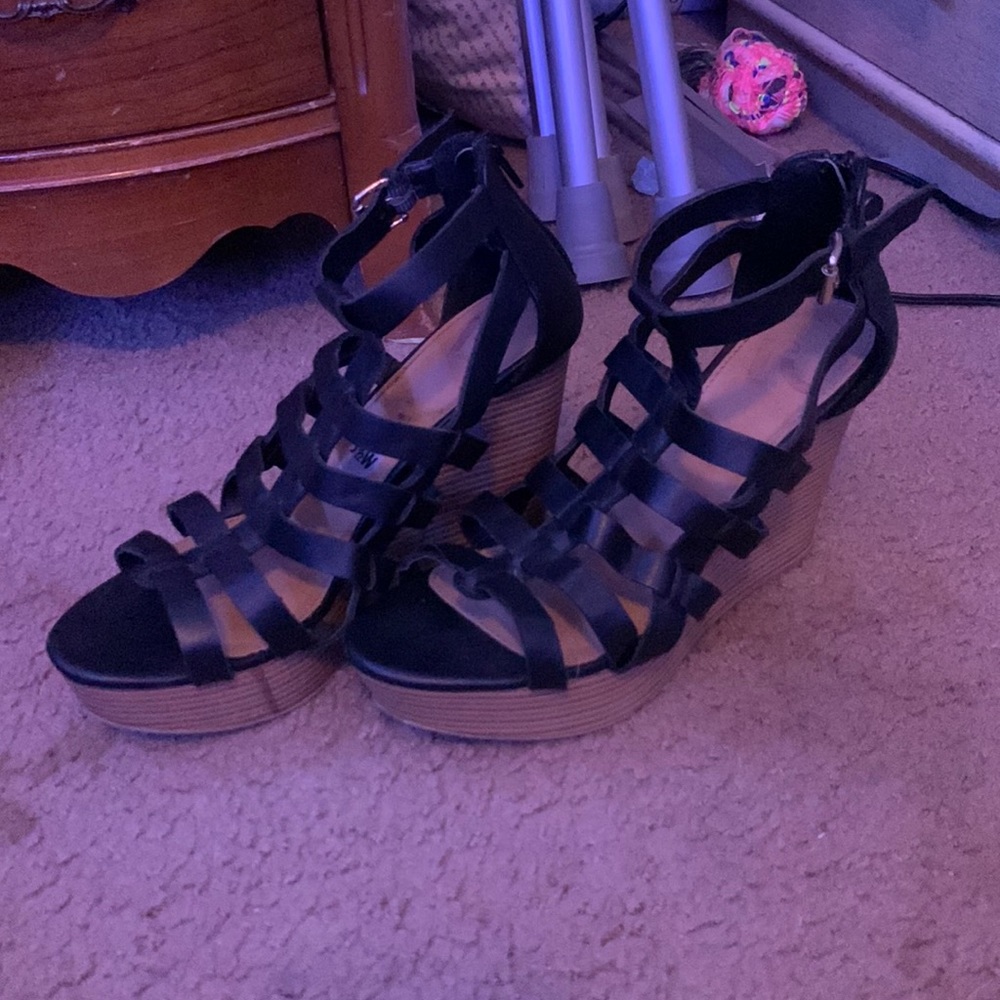 Black wedges